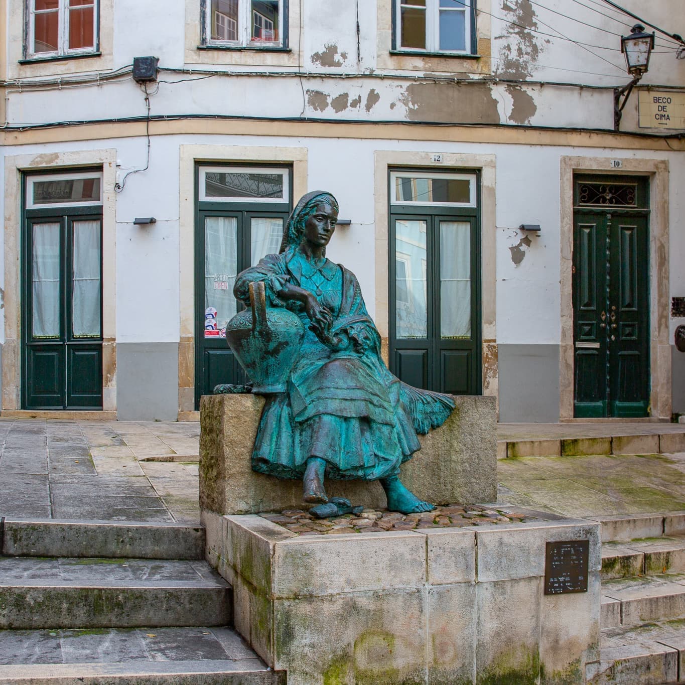 トリカナの銅像