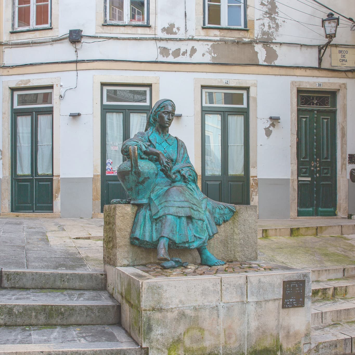 トリカナの銅像