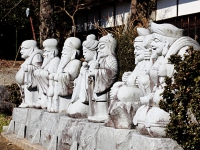 客殿前の七福神石像